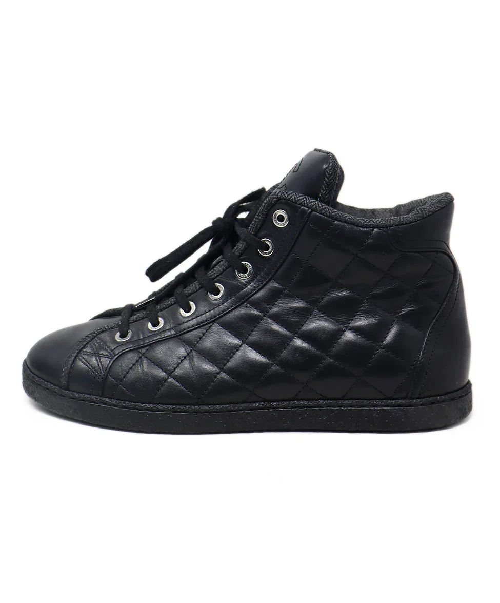 Chanel Black Quilted Leather with Grey Herringbone Booties sz 7.5 - Image 2