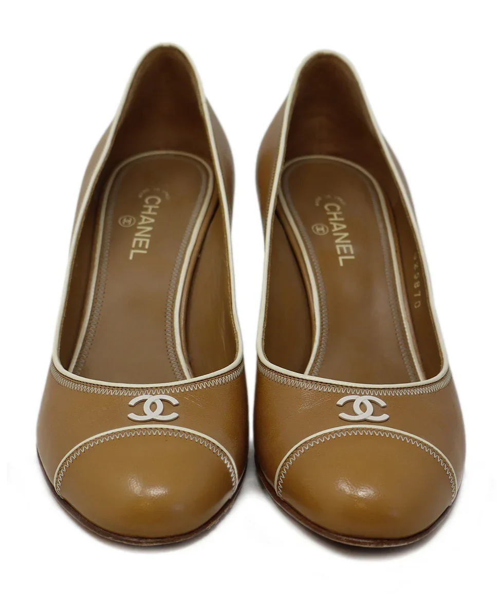 Chanel Neutral Tan Leather Ivory Piping Logo Trim Heels sz 7 - Image 4