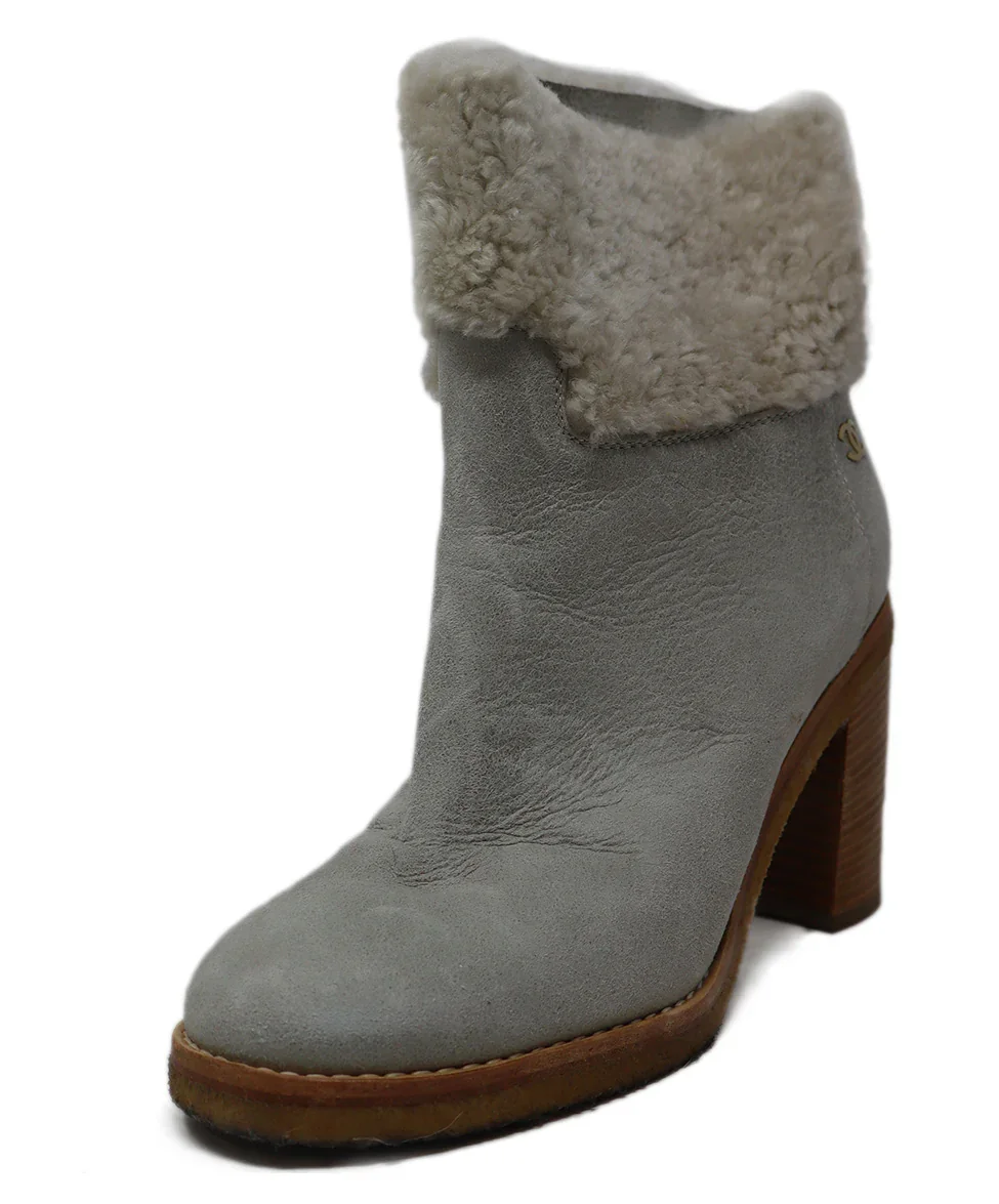 Chanel Neutral Ivory Shearling Boots sz 9